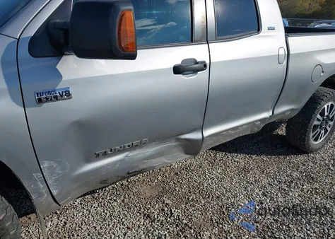 2017 Toyota Tundra Sr5 5.7L V8 из США, поврежденный, VIN 5TFUW5F10HX598252